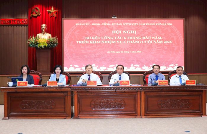 Bí thư Thành ủy Hà Nội Trần Đức Thắng và các lãnh đạo thành phố chủ trì hội nghị. Ảnh: Quang Thái.