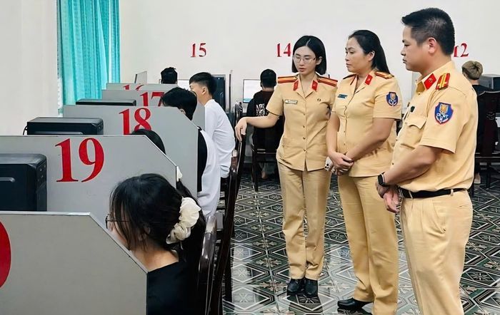 Ngay sau khi kết thúc kỳ sát hạch, đối với thí sinh đạt yêu cầu, lực lượng chức năng cập nhật kết quả lên Cơ sở dữ liệu giấy phép lái xe. (Ảnh: Công an Ninh Bình)