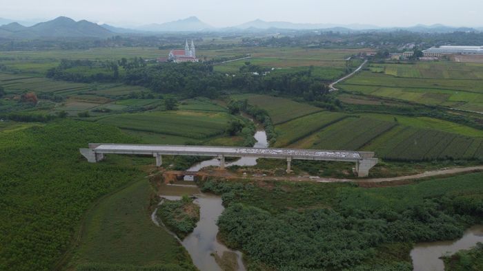 Cầu Mô Vĩnh đã cơ bản hoàn thành nhưng chưa đưa vào sử dụng do chưa có đường 2 đầu cầu.