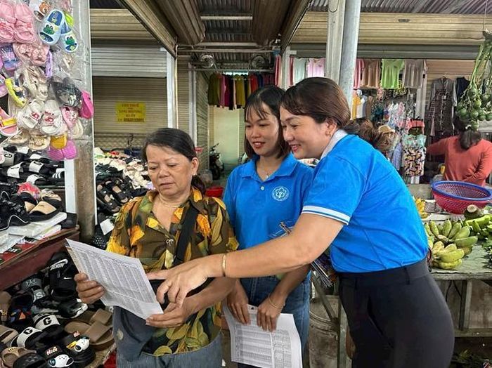 Tuyên truyền chính sách bảo hiểm xã hội, bảo hiểm y tế tới tiểu thương tại Bắc Ninh. Ảnh: BHXHVN