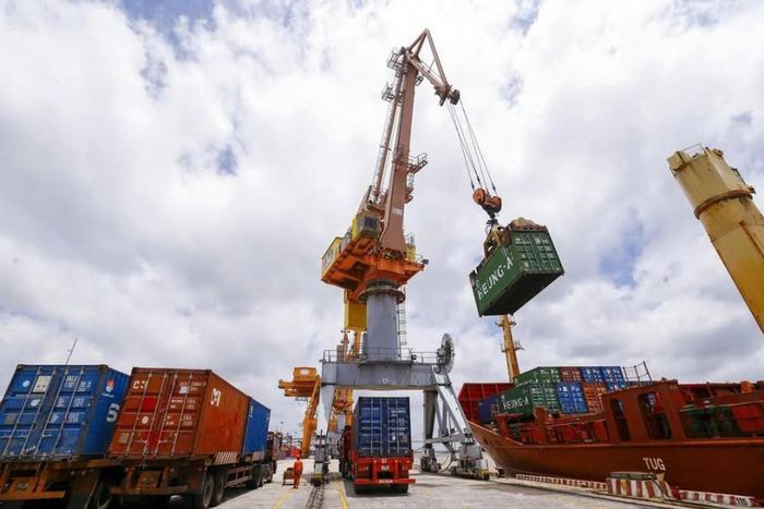 Hoạt động xuất nhập khẩu tại cảng Hải Phòng. Ảnh: Đức Thanh