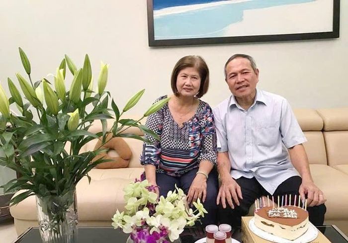 Vợ chồng Đỗ Tâm Thư (phường Thảo Điền, TP. Hồ Chí Minh) vui mừng khi nhận lương hưu tăng theo mức mới qua tài khoản ngân hàng ngay trong ngày 1/7/2026. Ảnh: Nhân vật cung cấp