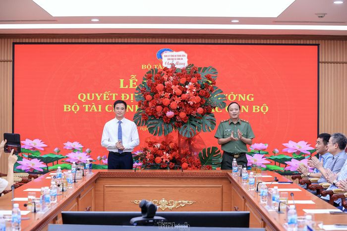 Trung tướng Đặng Hồng Đức - Ủy viên Trung ương Đảng, Thứ trưởng Bộ Công an tặng hoa chúc mừng đồng chí Vũ Cao Sơn.