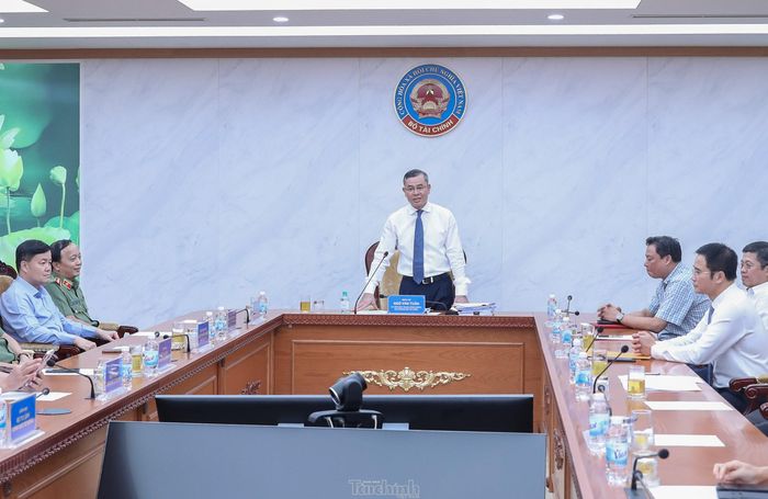 Bộ trưởng Ngô Văn Tuấn phát biểu và giao nhiệm vụ cho đồng chí Vũ Cao Sơn.