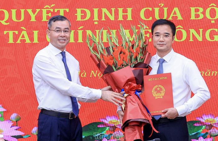  Bộ trưởng Ngô Văn Tuấn tặng hoa chúc mừng tân Chánh Văn phòng Bộ Tài chính Vũ Cao Sơn. 