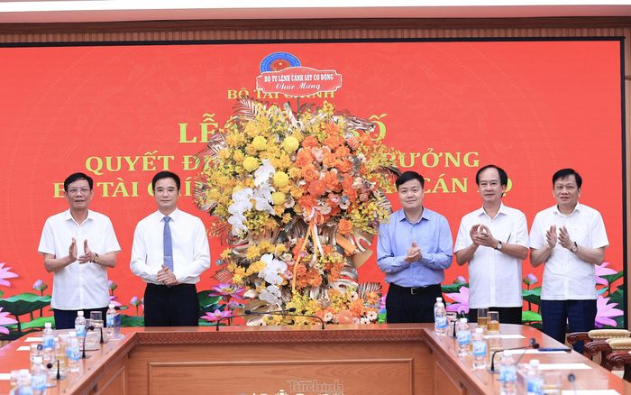  Trung tướng Nguyễn Ngọc Vân - Tư lệnh Bộ Tư lệnh Cảnh sát cơ động; cùng đại diện lãnh đạo một số đơn vị thuộc Bộ Công an; lãnh đạo, thủ trưởng các đơn vị thuộc Bộ Tư lệnh Cảnh sát cơ động tặng hoa chúc mừng tân Chánh Văn phòng Bộ Tài chính. 