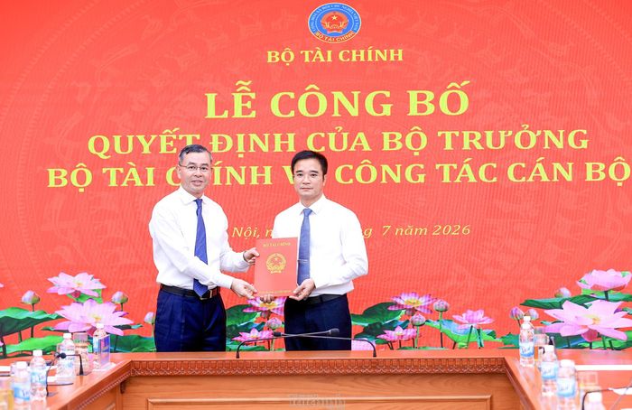 Bộ trưởng Bộ Tài chính Ngô Văn Tuấn trao Quyết định cho tân Chánh Văn phòng Bộ Tài chính Vũ Cao Sơn.