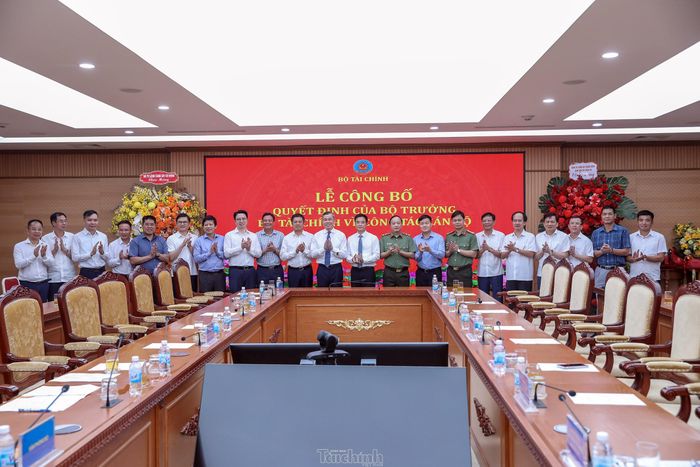 Bộ trưởng Bộ Tài chính Ngô Văn Tuấn, Thứ trưởng Bộ Công an Đặng Hồng Đức, Tư lệnh Bộ Tư lệnh Cảnh sát cơ động Nguyễn Ngọc Vân, các đồng chí lãnh đạo, thủ trưởng, đại diện các đơn vị chụp ảnh chung tại buổi lễ.