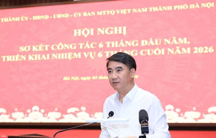 Phó Chủ tịch UBND thành phố Hà Nội Nguyễn Xuân Lưu phát biểu tại hội nghị. Ảnh: Quang Thái