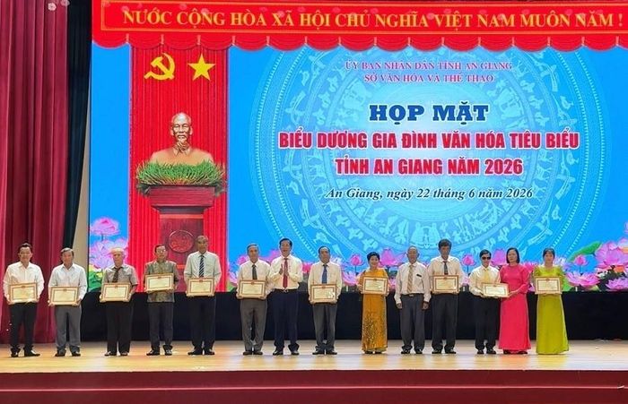 Các gia đình văn hóa tiêu biểu năm 2026 nhận Bằng khen của Ủy Ban nhân dân tỉnh An Giang