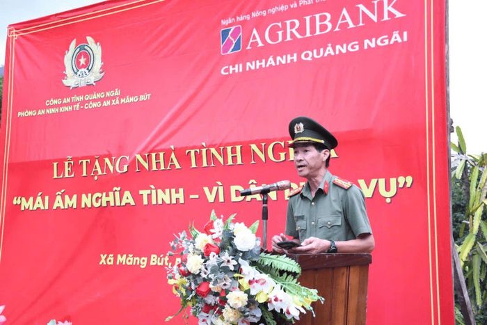 Phó Giám đốc Công an tỉnh Quảng Ngãi, Ủy viên Ban Thường vụ Đảng ủy, Đại tá Võ Văn Dương, phát biểu tại chương trình trao nhà tình nghĩa cho hộ nghèo xã Măng Bút. Ảnh: Công an Quảng Ngãi.