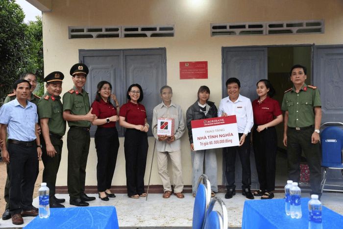 Mái ấm nghĩa tình được trao tận tay gia đình ông A Dũng, tiếp thêm động lực vượt qua khó khăn. Ảnh: Công an Quảng Ngãi.