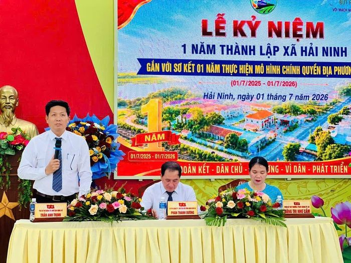 Đồng chí Trần Anh Thịnh, Phó Bí thư Đảng ủy, Chủ tịch UBND xã Hải Ninh phát biểu tại buổi lễ.