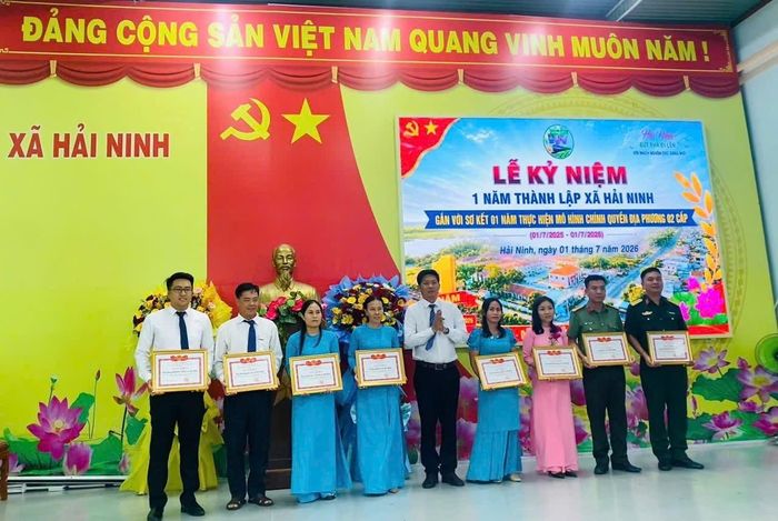 Lãnh đạo xã Hải Ninh trao giấy khen cho các tập thể, cá nhân có thành tích tiêu biểu trong năm đầu thực hiện mô hình chính quyền địa phương 2 cấp.