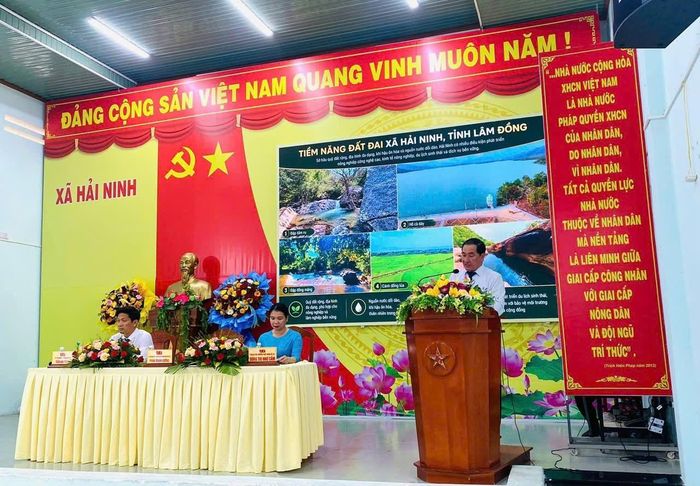 Đồng chí Phan Thanh Dương, Bí thư Đảng ủy, Chủ tịch HĐND xã Hải Ninh trình bày diễn văn kỷ niệm, ôn lại chặng đường 1 năm xây dựng và phát triển của địa phương.