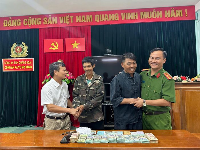 Ông Trần Quốc Huy (bên trái) và Thiếu tá Nguyễn Văn Hạnh chia tay ông Toán và người thân; đồng thời gửi lời chúc gia đình luôn mạnh khỏe.