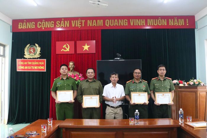 Ông Trần Quốc Huy - Chủ tịch UBND xã Tu Mơ Rông - Trao thưởng cho các tập thể và các cá nhân trong việc giải cứu ông Toán 