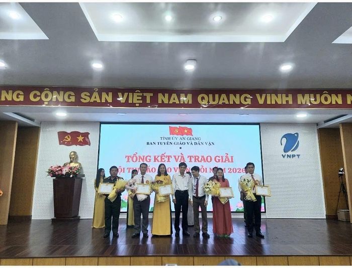 Các thí sinh đạt giải Khuyến khích nhận Giấy khen của Ban Tuyên giáo và Dân vận Tỉnh ủy An Giang