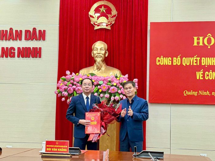 Chủ tịch UBND tỉnh Bùi Văn Khắng trao Quyết định cho đồng chí Lê Ngọc Thanh, Giám đốc Sở Văn hóa, Thể thao và Du lịch. Ảnh Cổng thông tin điện tử Sở Văn hóa, Thể thao và Du lịch tỉnh Quảng Ninh.