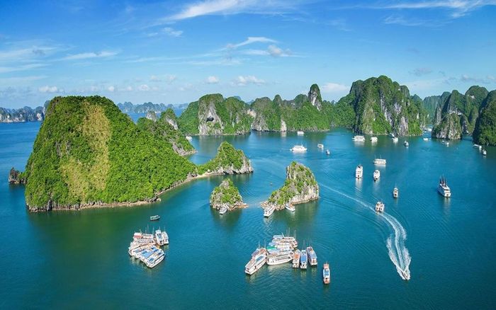 Vịnh Hạ Long -Di sản thiên nhiên thế giới, biểu tượng cho sức mạnh của du lịch và văn hóa tỉnh Quảng Ninh.