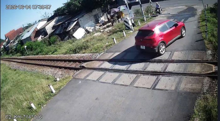  Hình ảnh camera ghi nhận được hành vi vi phạm của xe oto 