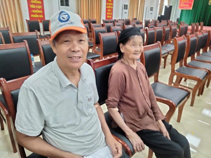 Một người thân của liệt sĩ chưa xác định thông tin, được lấy mẫu ADN phục vụ cho công tác tìm kiếm