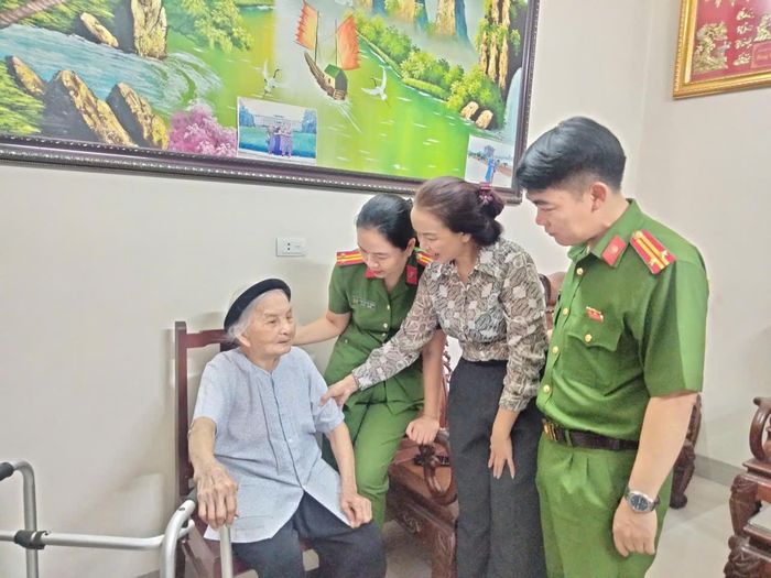 Công an đến tận nhà lấy mẫu sinh phẩm ADN của cụ bà 102 tuổi ở xã Ô Diên, TP. Hà Nội. Ảnh: Mai Hương