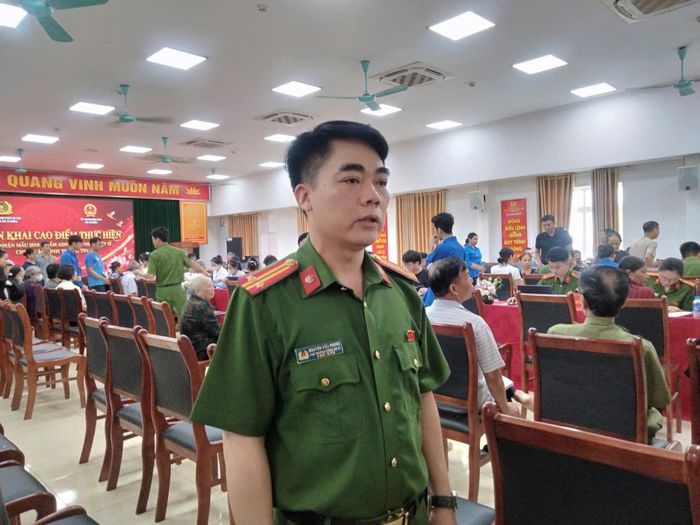 Phó Trưởng Công an xã Ô Diên, Trung tá Nguyễn Hữu Phong chia sẻ tại đợt lấy mẫu ADN cho thân nhân liệt sĩ tại trụ sở Công an xã. Ảnh: Mai Hương