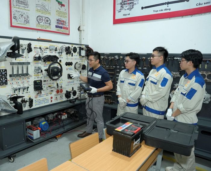 Trang thiết bị mô phỏng hiện đại tại Trường Đại học Thủy lợi, giúp sinh viên hình dung trực quan về mạng lưới cảm biến và hệ thống dây điện phức tạp trên các dòng xe đời mới.
