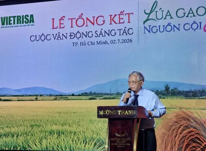 PGS.TS Bùi Bá Bổng – Chủ tịch Hiệp hội ngành hàng lúa gạo Việt Nam phát biểu tại Lễ Tổng kết và trao giải cuộc vận động sáng tác “Lúa gạo Việt – Nguồn cội và tương lai” ngày 2/7. - Ảnh: P. Tiến