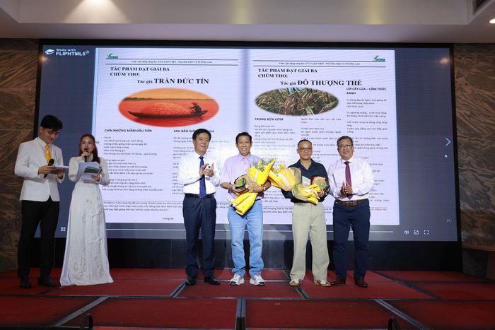 Ông Ngô Văn Đông - Tổng Giám đốc Công ty CP Phân bón Bình Điền (bìa trái) và ông Lê Thanh Tùng - Phó chủ tịch thường trực Vietrisa (bìa phải) trao giải cho các tác giả đạt giải thể loại văn xuôi
