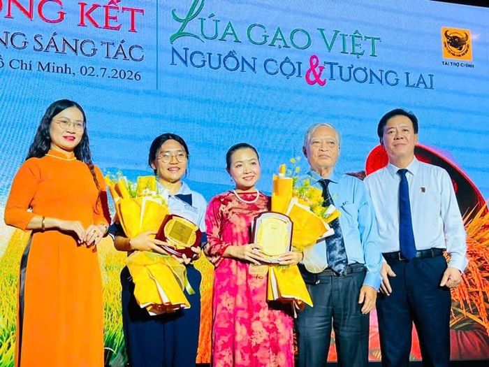 Ông Bùi Bá Bổng - Chủ tịch Hiệp hội Lúa gạo (thứ 2 từ phải sang) và Ông Ngô Văn Đông - Tổng Giám đốc Công ty CP Phân bón Bình Điền (bìa phải) trao giải cho các tác giả đạt giải đặc biệt. Ảnh: PV