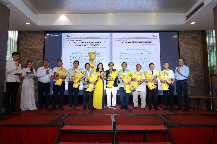 Ông Trần Minh Hải - Phó chủ tịch Vietrisa (thứ 3 từ trái sang) và ông Phan Văn Tâm - Phó Tổng Giám đốc Công ty CP Phân bón Bình Điền (bìa phải) trao giải cho các tác giả đạt giải thể loại ca khúc