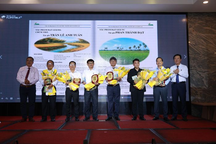Ông Lê Thanh Tùng - Phó chủ tịch thường trực Vietrisa (bìa trái) và ông Ngô Văn Đông - Tổng Giám đốc Công ty CP Phân bón Bình Điền (bìa phải) trao giải cho các tác giả đạt giải thể loại thơ. Ảnh: PV