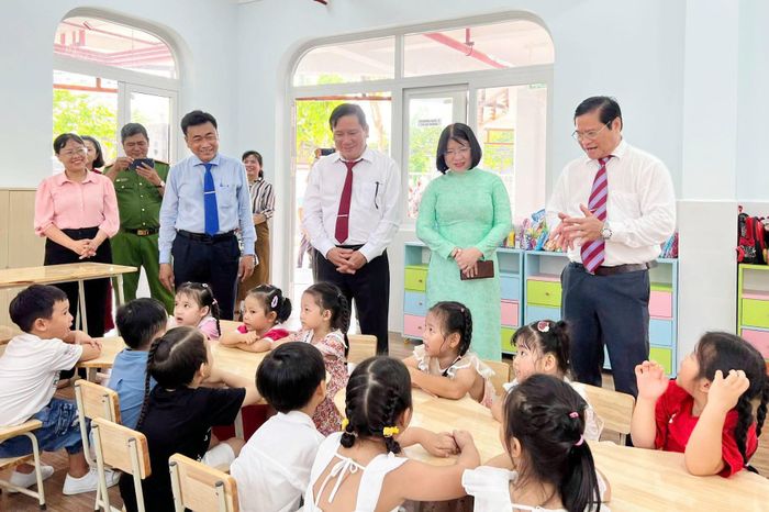 Lãnh đạo phường Đông Hưng Thuận thăm cơ sở vật chất tại Trường Mầm non Sơn Ca 5