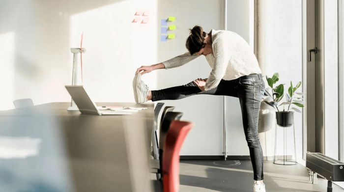Việc thay thế ít nhất một giờ ngồi liên tục mỗi ngày bằng các hoạt động thể chất nhẹ giúp giảm khoảng 12% nguy cơ tử vong do ung thư. Ảnh: Getty Images
