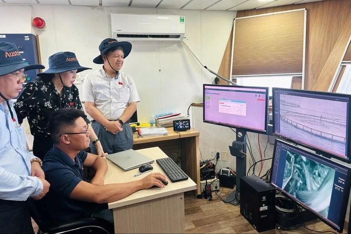 Các thành viên Đoàn khảo sát tìm hiểu quy trình nuôi biển công nghệ cao của Australis