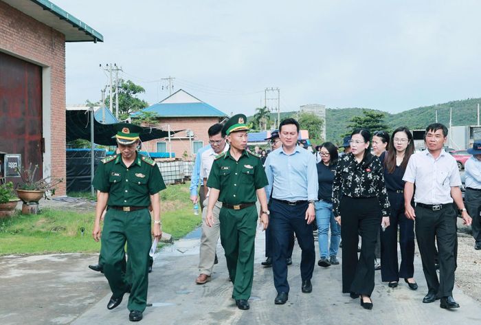 Đoàn công tác khảo sát khu vực nuôi biển công nghệ cao, phục vụ công tác thẩm tra các dự án luật về bảo vệ môi trường và tài nguyên, môi trường biển và hải đảo