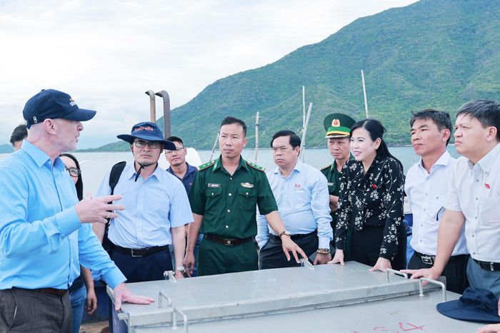 Chủ nhiệm Ủy ban Khoa học, Công nghệ và Môi trường Nguyễn Thanh Hải cùng đoàn khảo sát tham quan khu vực nuôi biển công nghệ cao và công tác giao khu vực biển tại dự án nuôi biển của Australis ở vịnh Vân Phong