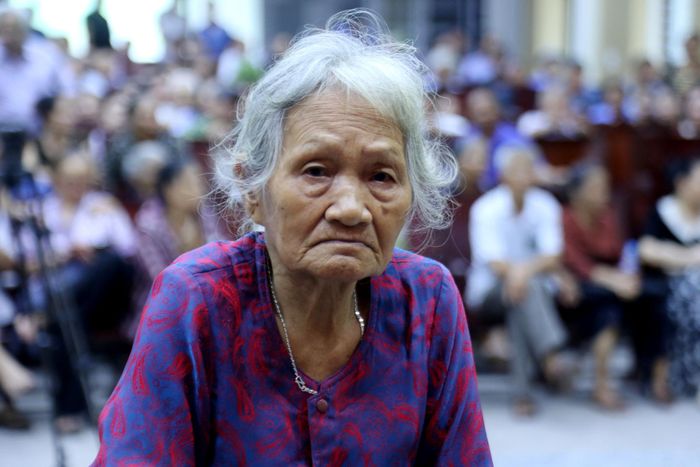 Bà Trần Thị Thanh Lan (86 tuổi) đang được lấy mẫu ADN với hy vọng tìm được người em trai của bà