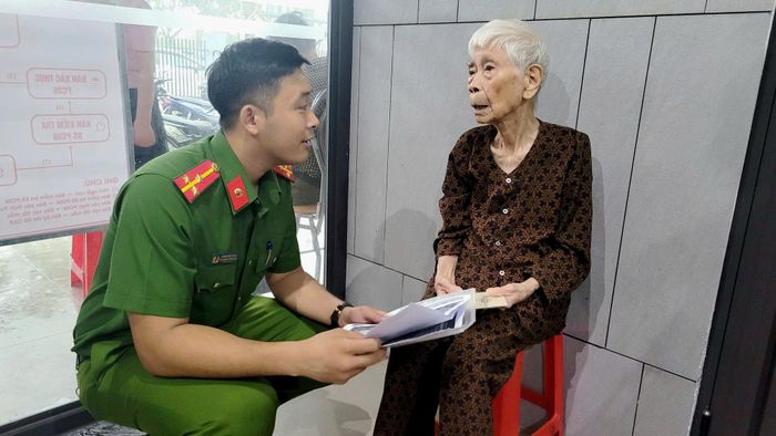 Cán bộ, chiến sĩ Công an hỗ trợ tận tình các thân nhân liệt sĩ tại các điểm lấy mẫu