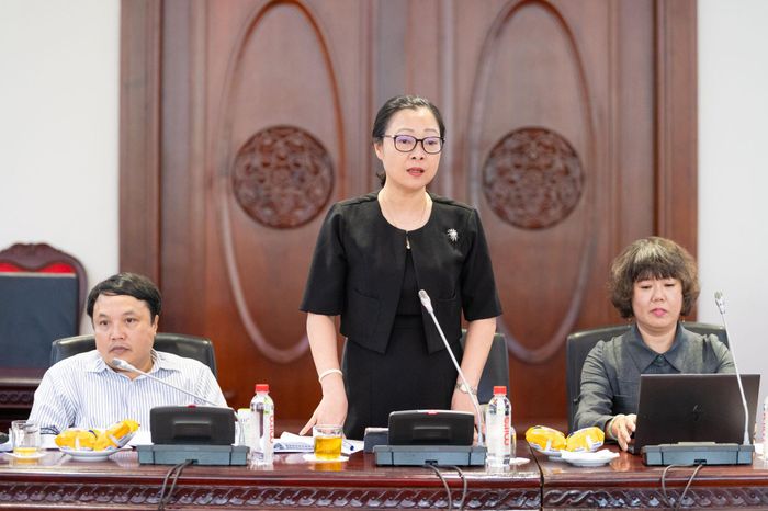 Thứ trưởng Bộ Giáo dục và Đào tạo Nguyễn Thị Quyên Thanh báo cáo việc triển khai thực hiện chủ trương từng bước đưa tiếng Anh thành ngôn ngữ thứ hai trong trường học