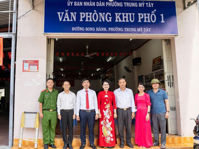 Lãnh đạo phường Trung Mỹ Tây tại trụ sở khu phố mới thành lập