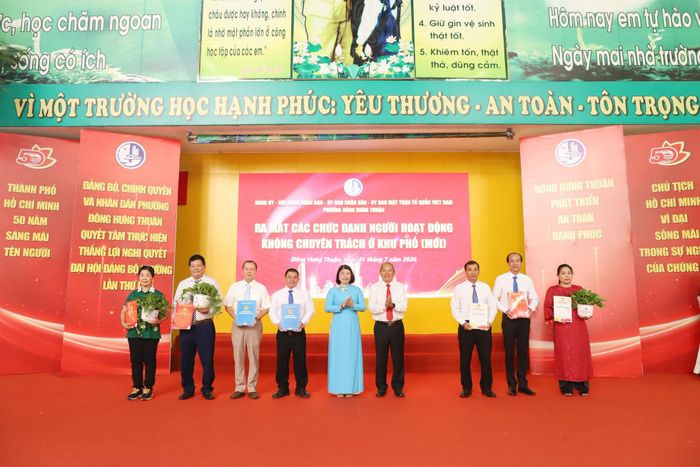 Bí thư Đảng ủy, Chủ tịch HĐND phường Đông Hưng Thuận Trần Thị Huyền Thanh trao quyết định phân công nhân sự tại các khu phố mới