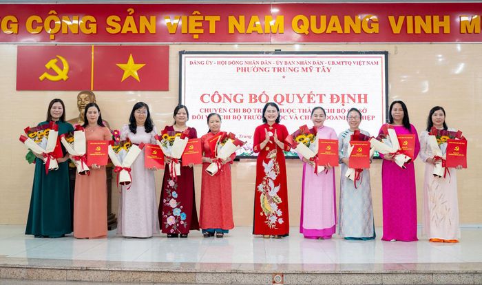 Bí thư Đảng ủy, Chủ tịch HĐND phường Trung Mỹ Tây Nguyễn Thị Ngọc Duyên trao quyết định phân công nhân sự tại các khu phố mới