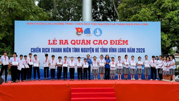 Ban tổ chức trao học bổng cho các em học sinh vượt khó học giỏi