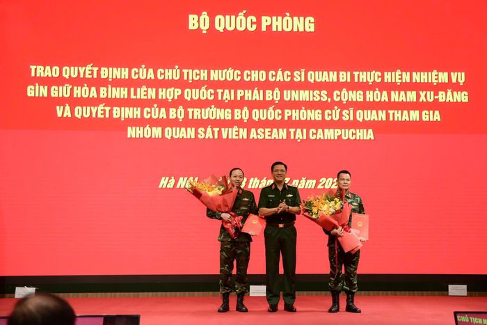 Thượng tướng Nguyễn Trường Thắng trao quyết định cho hai sĩ quan tham gia nhóm quan sát viên ASEAN tại Campuchia