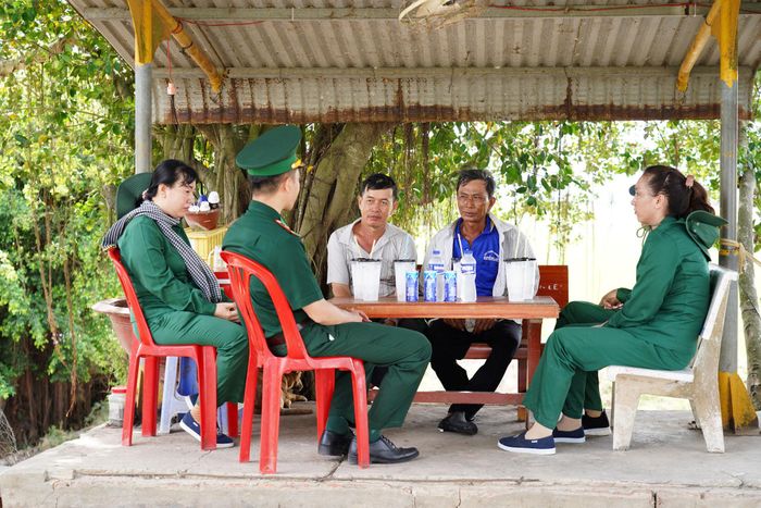 Bộ đội BIên phòng Vĩnh Gia phối hợp với Hội viên Phụ nữ xã tuyên truyền chủ trương pháp luật đến người dân. Ảnh: Tiến Vinh
