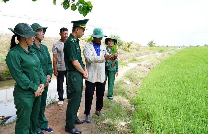 Thành viên tổ Phụ nữ và cán bộ đồn Biên phòng Vĩnh Gia thăm hỏi đời sống nông dân khu vực biên giới. Ảnh: Tiến Vinh