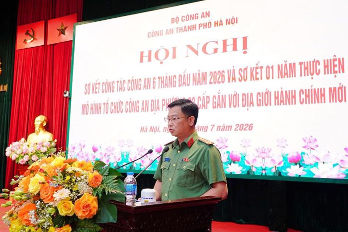 Trưởng phòng Tham mưu, Đại tá Nguyễn Anh Tuấn giới thiệu trình chiếu phóng sự trực quan